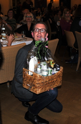 Lutz Pepping mit Präsentkorb